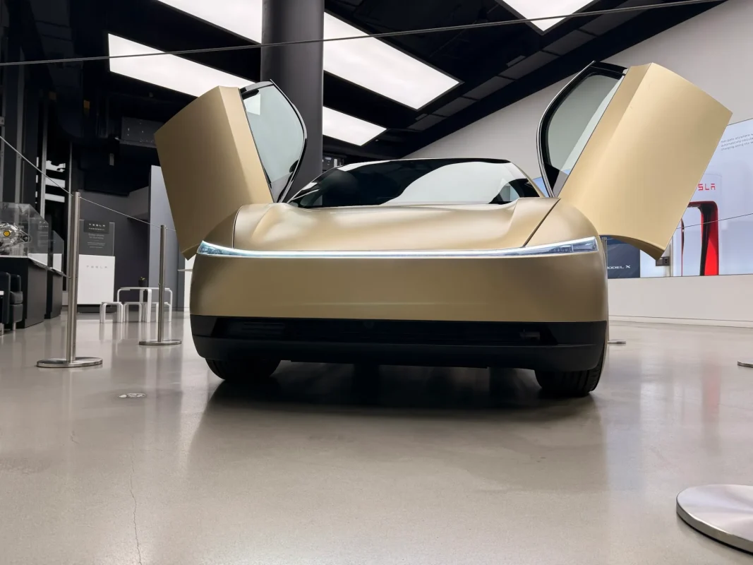 Tesla Cybercab: Масове виробництво без керма і без повної автономності