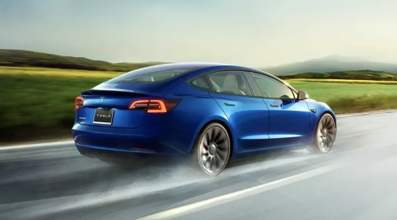 Нова версія автопілота Tesla FSD не помічає повалені дерева на дорозі