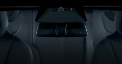 Оновлення Tesla Full Self-Driving помилково скаржиться на брудні камери