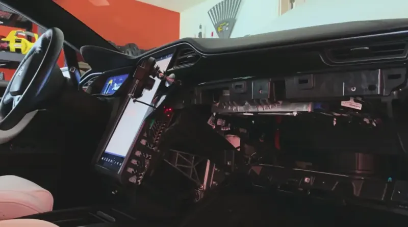 Tesla: власники Hardware 3 досі чекають на FSD без чіткого плану