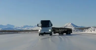 Tesla Semi автономний: Ілон Маск обіцяє, що водії вантажівок поки можуть спати спокійно