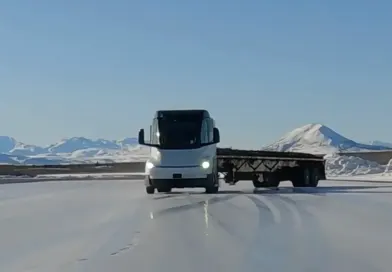 Tesla Semi автономний: Ілон Маск обіцяє, що водії вантажівок поки можуть спати спокійно