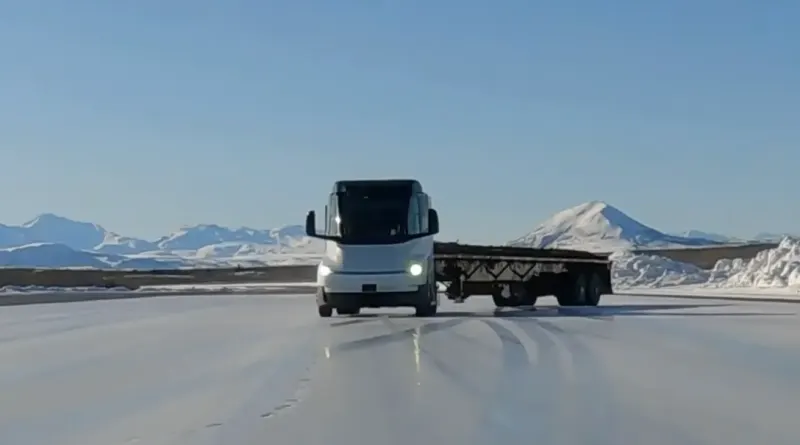 Tesla Semi автономний: Ілон Маск обіцяє, що водії вантажівок поки можуть спати спокійно