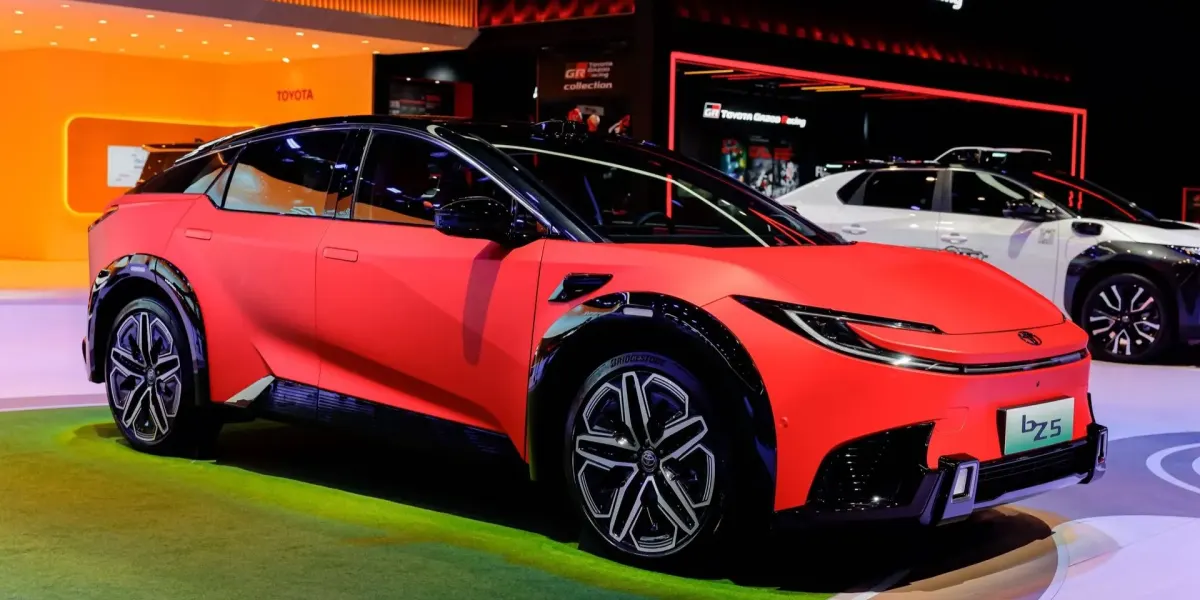 Оновлений кросовер Toyota bZ5 вийшов на ринок удвічі дешевше за Tesla