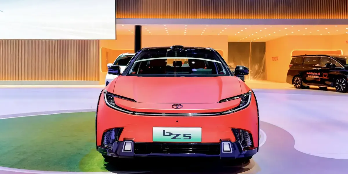 Оновлений кросовер Toyota bZ5 вийшов на ринок удвічі дешевше за Tesla