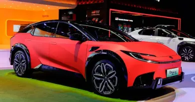 Оновлений кросовер Toyota bZ5 вийшов на ринок удвічі дешевше за Tesla