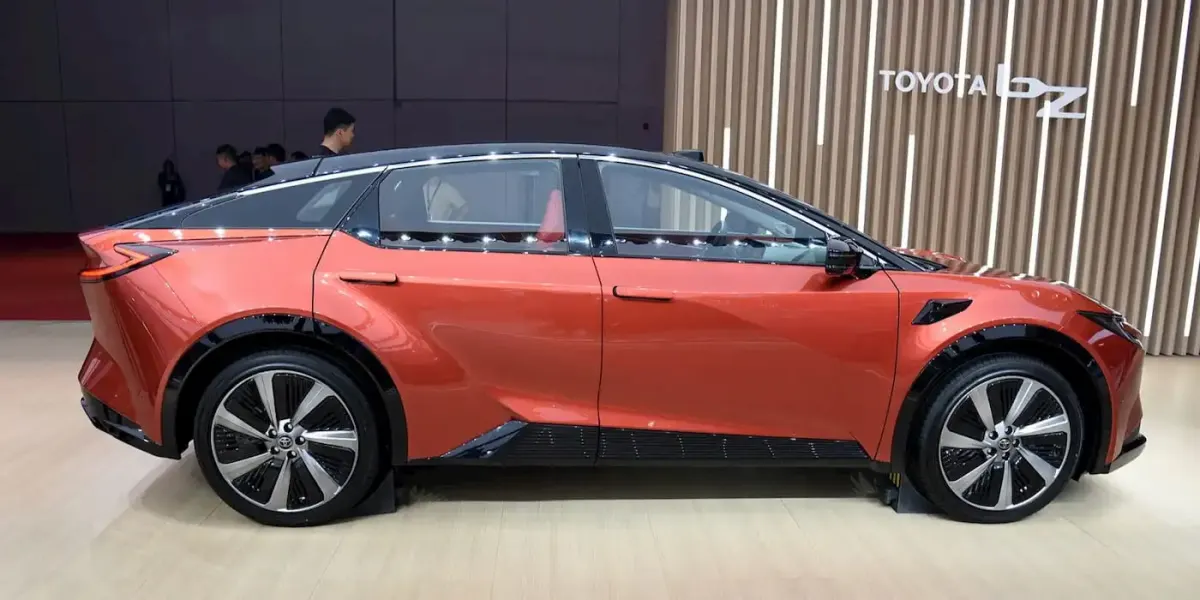 Оновлений кросовер Toyota bZ5 вийшов на ринок удвічі дешевше за Tesla