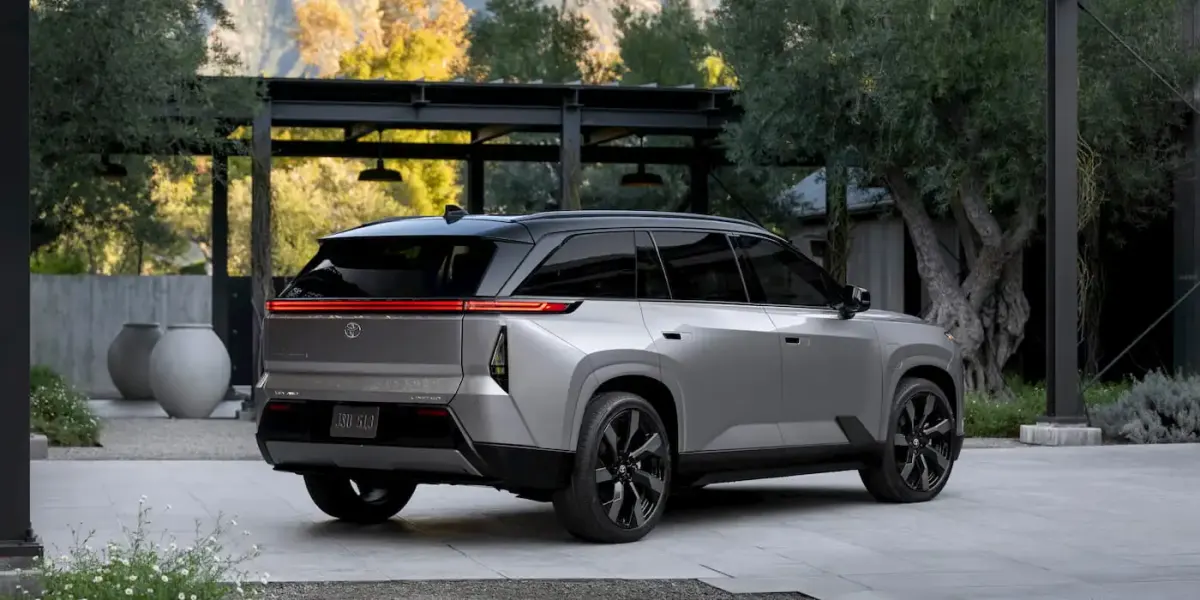Чому Toyota Highlander EV затримується та як це створить дефіцит