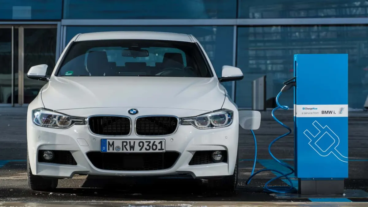 Масштабне відкликання BMW PHEV: чому автомобілі радять паркувати надворі?