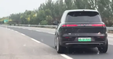 Кросовер Voyah Taishan помітили за дивним крабовим рухом на трасі
