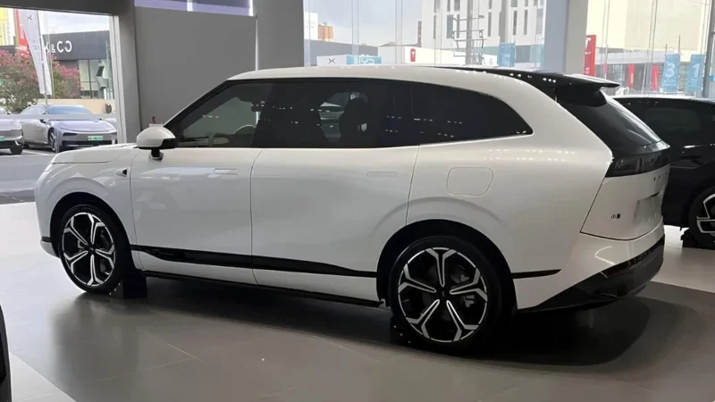 Великий кросовер Xpeng G9L з'явився в автосалонах перед стартом продажів