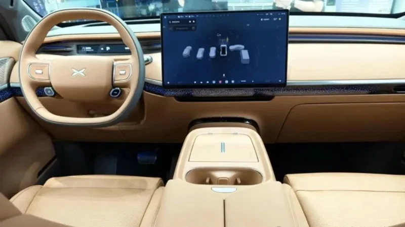 Великий кросовер Xpeng G9L з'явився в автосалонах перед стартом продажів