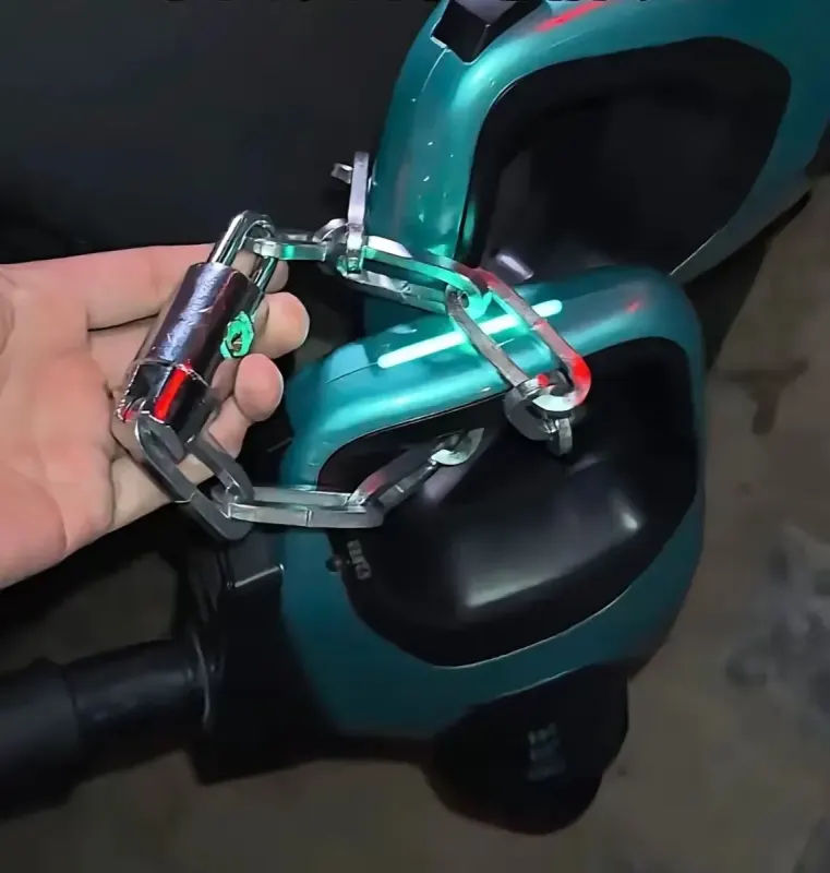 Швидкісні зарядні станції BYD Flash Charger блокують ланцюгами у Китаї