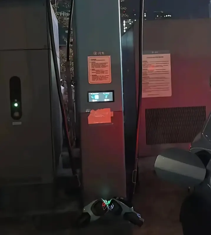 Швидкісні зарядні станції BYD Flash Charger блокують ланцюгами у Китаї
